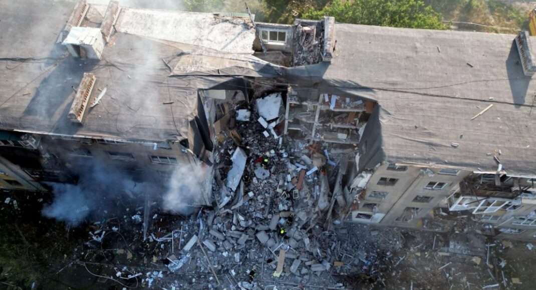 У Мирнограді під завалами 5-поверхівки можуть знаходитися ще 2 людини (фото)