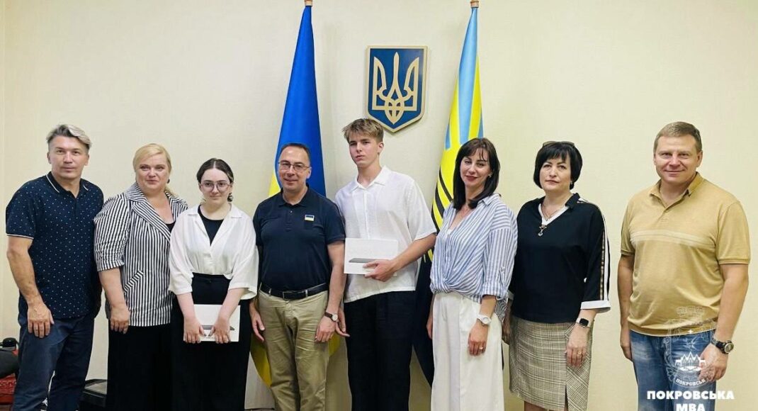 Випускникам з Покровська, які набрали 200 балів на НМТ, подарували планшети