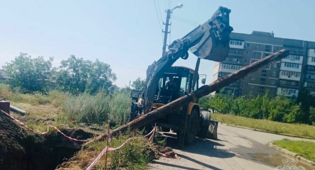 У Покровську триває заміна аварійної ділянки водогону (фото)