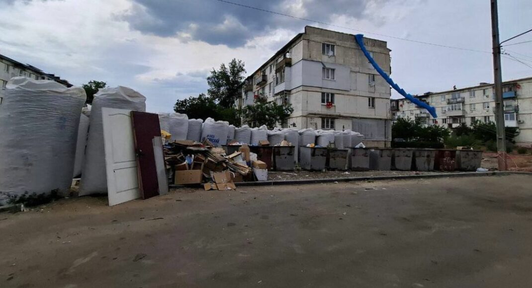 В оккупированном Рубежном "гастролеры" сняли кровлю с многоэтажки и скрылись