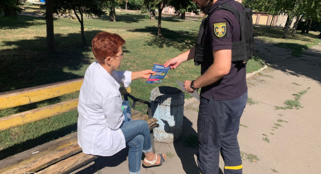 У Покровському районі рятувальники навчали мешканців мінній безпеці