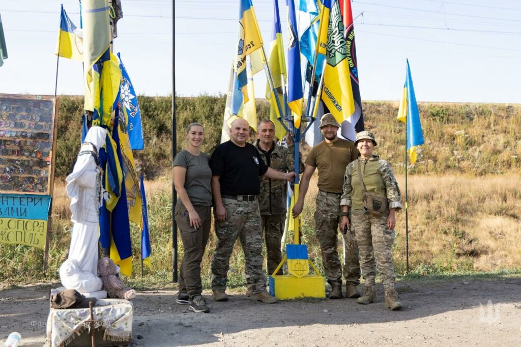 Знамена Маріупольської бригади встановили біля стели на в’їзді до Донецької області (фото)