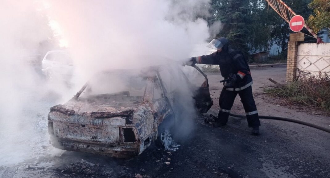 Между поселком Цукурино и городом Украинск Донецкой области вспыхнул автомобиль