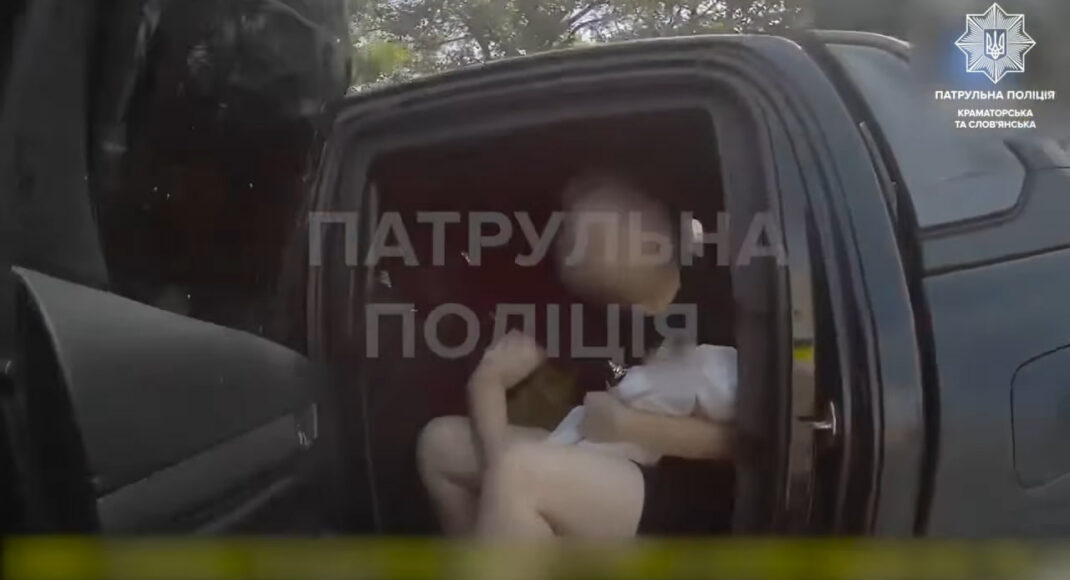 Поліція допомогла евакуюватися родині з 22-денним немовлям з Мирнограда (відео)