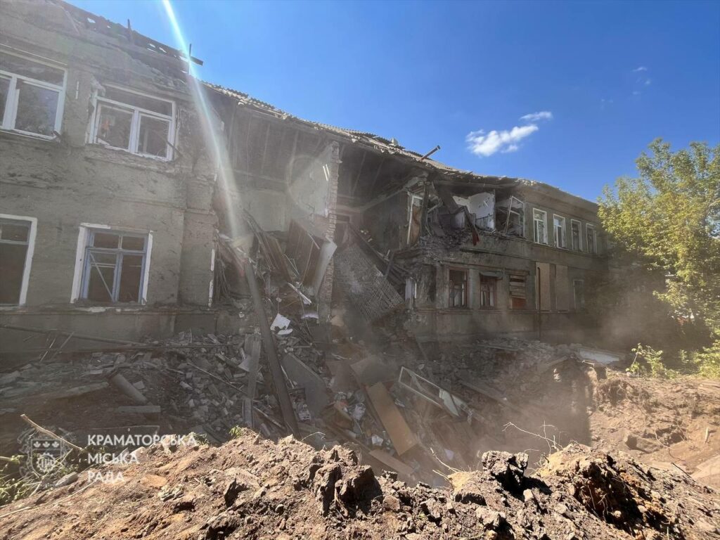 У Краматорську показали наслідки ворожого ракетного удару (фото)