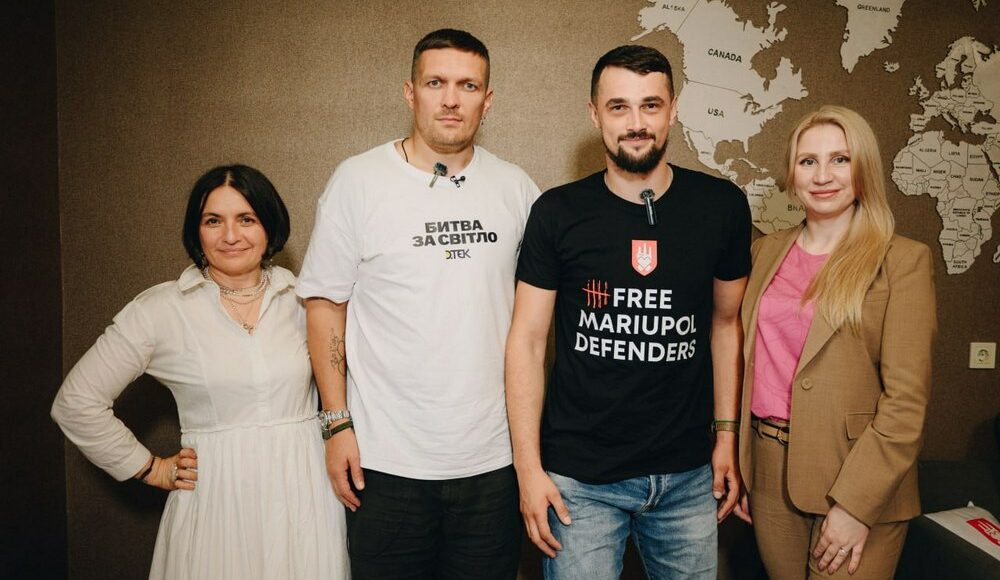 Усик привітав оборонця Маріуполя з новосіллям та подарував свої боксерські рукавиці