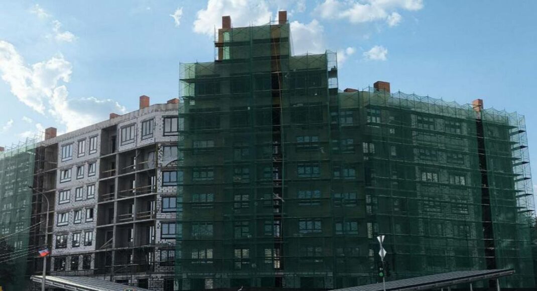 Окупанти пришвидшено зводять "комерційну новобудову" в Маріуполі на місці історичного "Будинку з годинником"