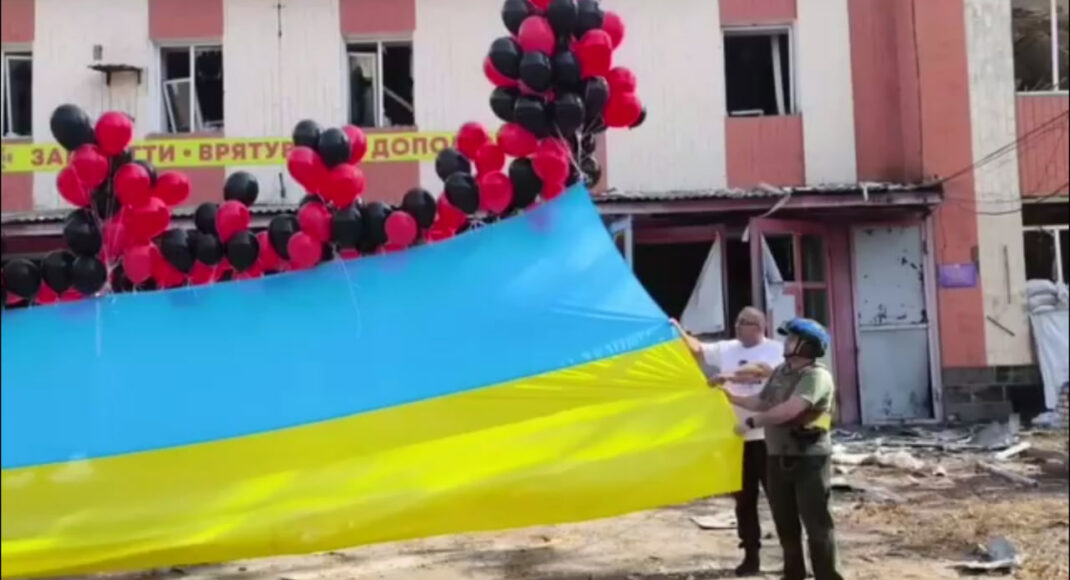 Над Торецком поднялся в воздух большой флаг Украины (видео)