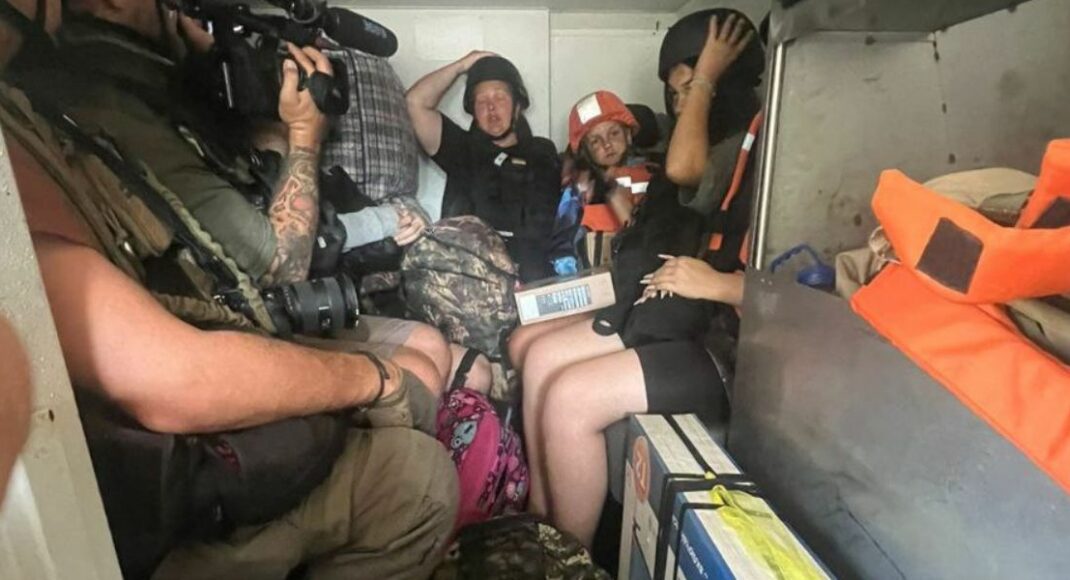 Чрезвычайники и полицейские эвакуировали из Селидово семью с детьми