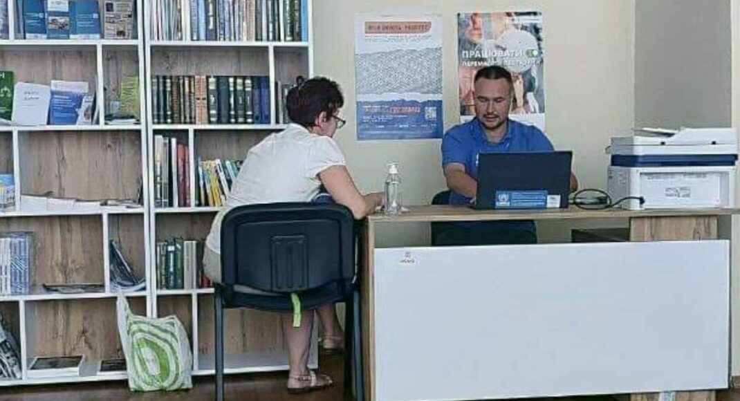 Щоп'ятниці у хабі Старобільської РДА в Києві переселенців консультує юрист