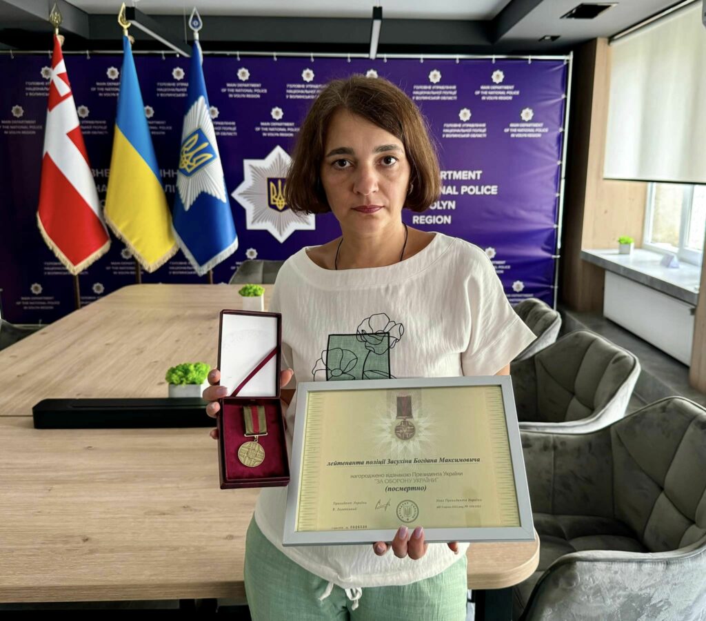 мама богдана засухіна з нагородою її сина