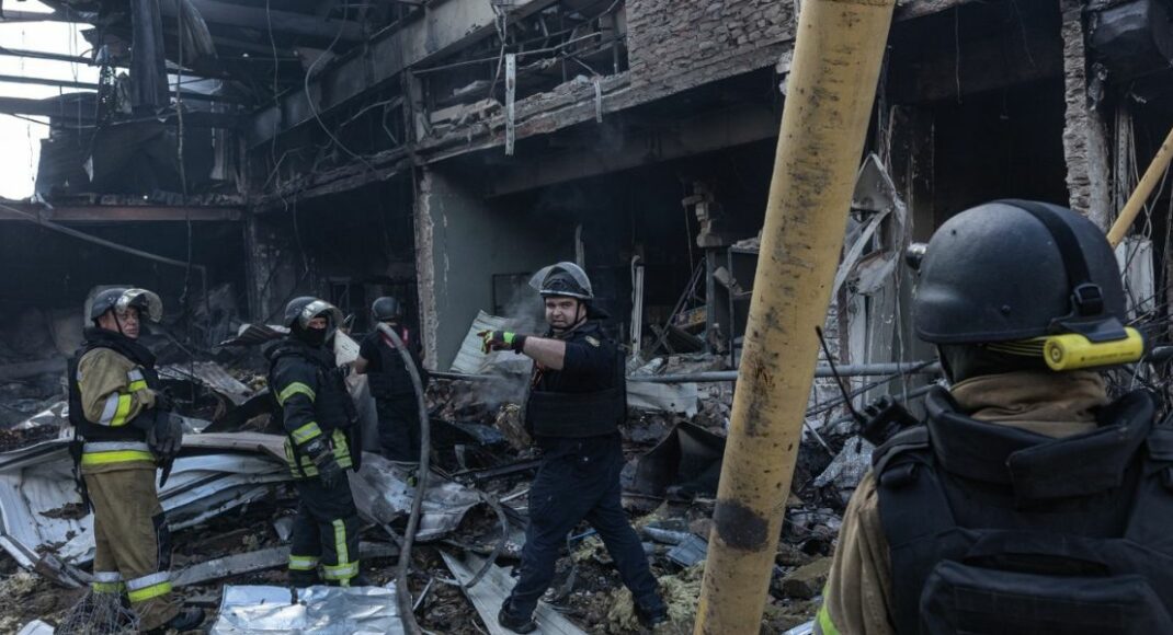 У ДСНС показали світлини з місця російського удару по торговельному центру в Костянтинівці 9 серпня (фото)