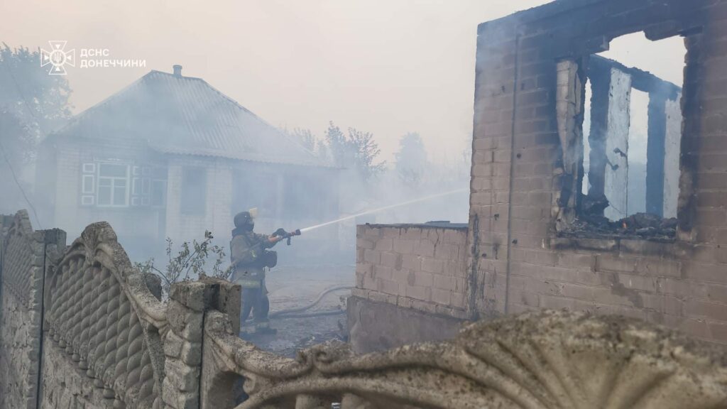 На Донеччині рятувальники другу добу приборкують масштабну лісову пожежу у "Святих Горах" (фото)