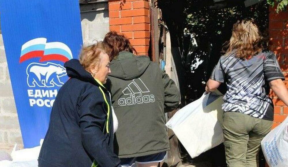 Загарбники заселяють "біженців" з Курщини у будинки маріупольців (фото)