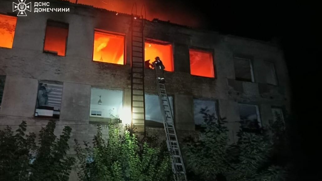 У Мирнограді горіло підприємство, а у Лимані — адмінбудівля (фото)