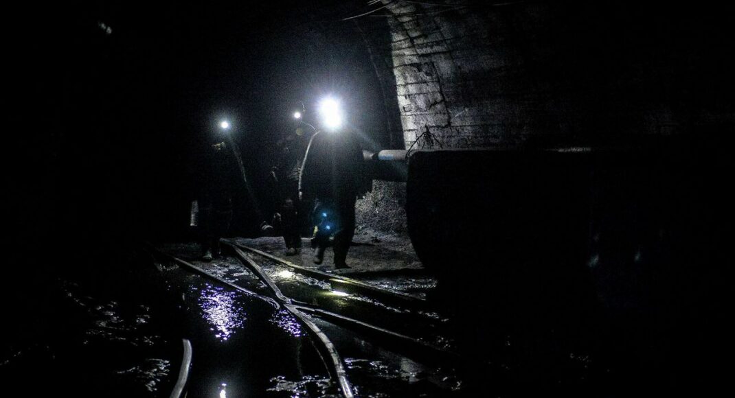 Унаслідок російського обстрілу Донеччини виникла пожежа та була знеструмлена шахта
