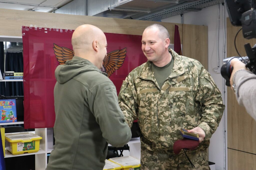 Бойцы 81-й Слобожанской бригады получили нагрудные знаки Защитник Донбасса и грамоты ОГА