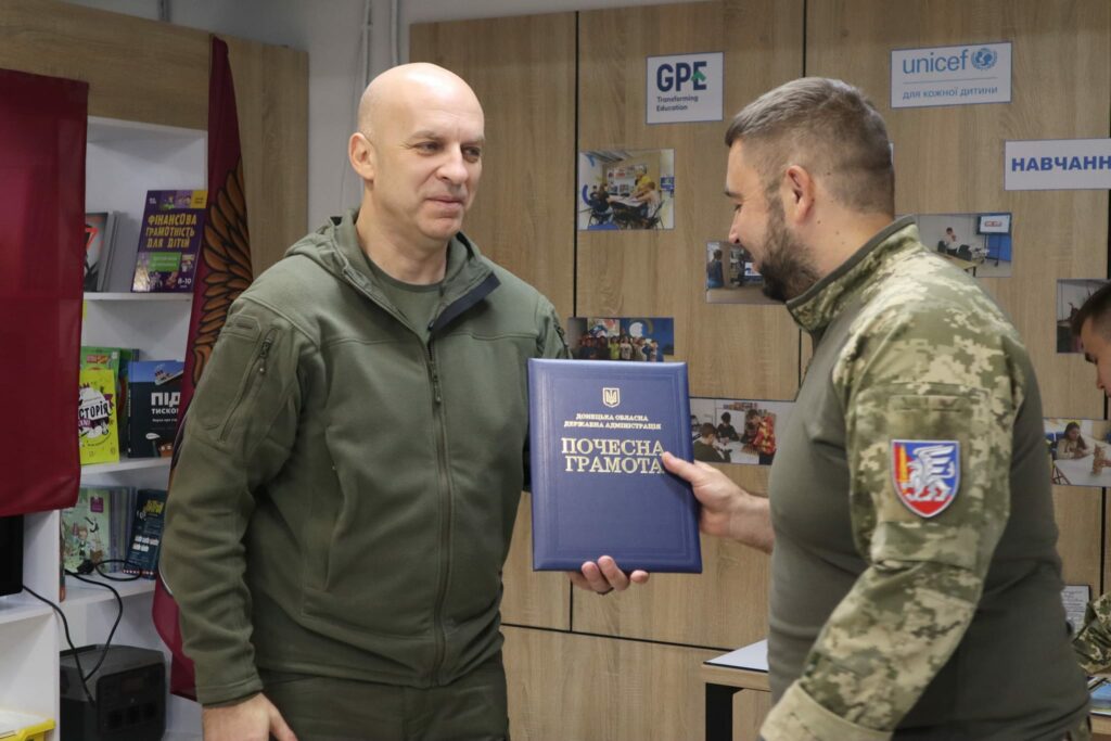 Бойцы 81-й Слобожанской бригады получили нагрудные знаки Защитник Донбасса и грамоты ОГА