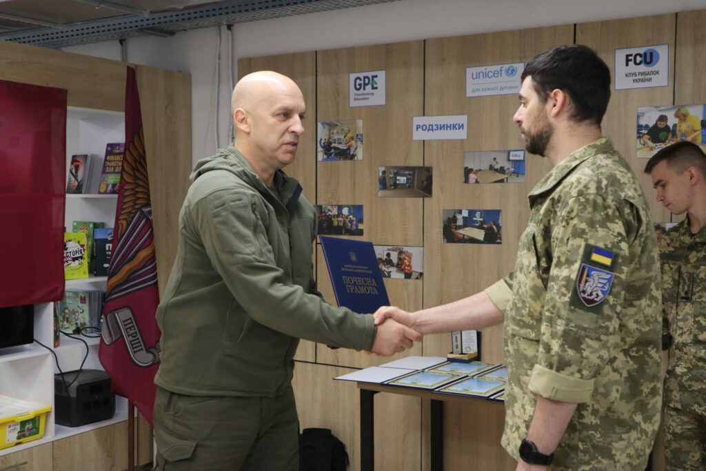 Бойцы 81-й Слобожанской бригады получили нагрудные знаки Защитник Донбасса и грамоты ОГА