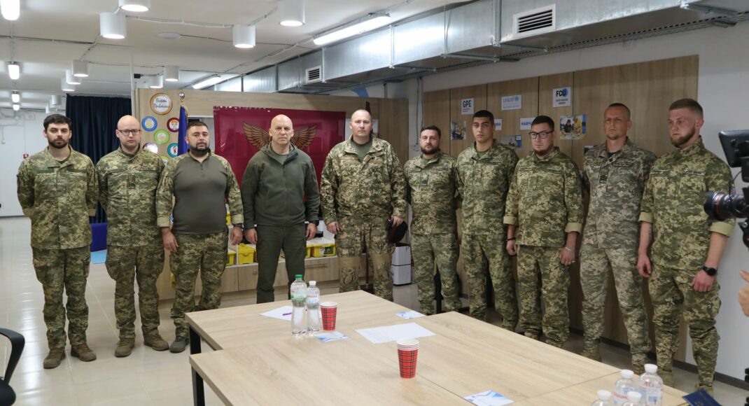 Бойцы 81-й Слобожанской бригады получили нагрудные знаки "Защитник Донетчины" и грамоты ОГА (фото)