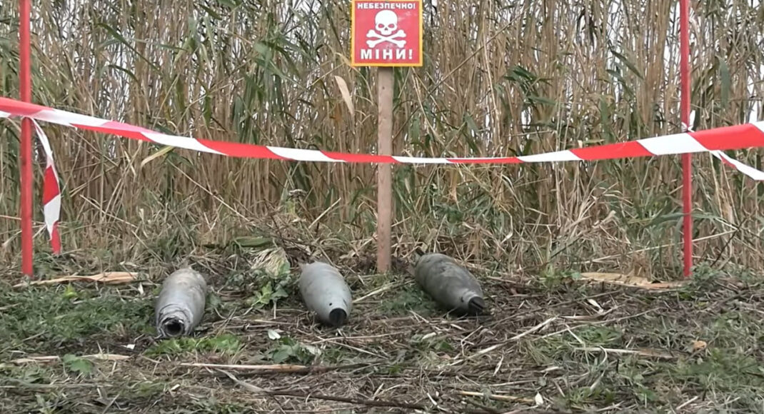 На Донеччині піротехніки знищили три артилерійських снаряди калібру 125 мм у прибережній зоні (відео)