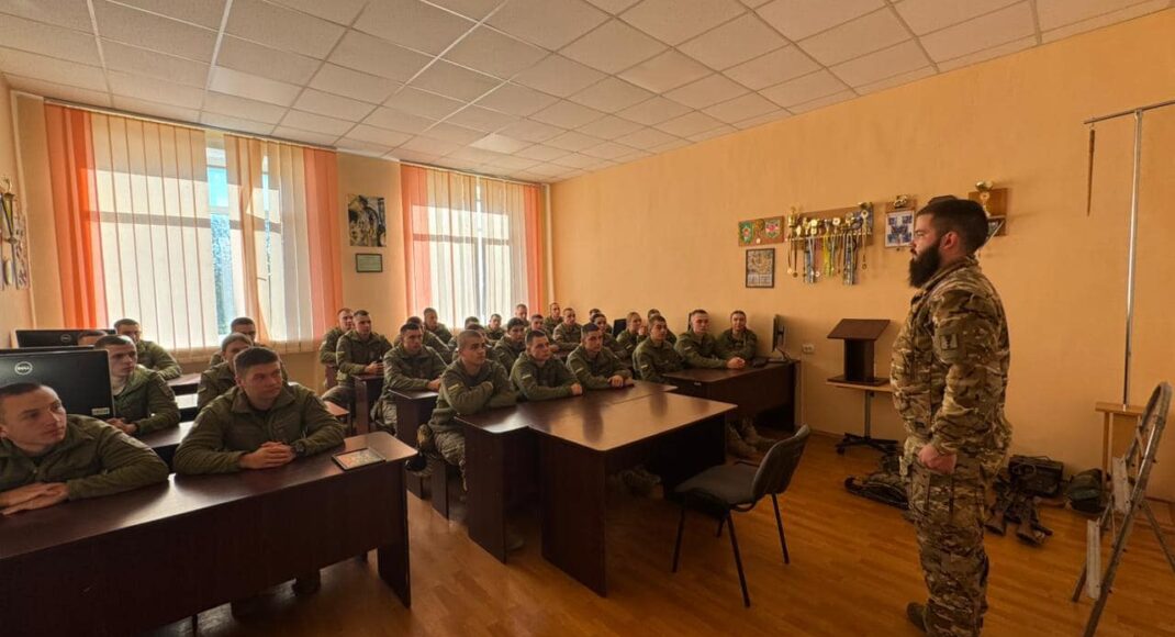 Головний кінолог Луганського прикордонного загону виступив перед майбутніми офіцерами кінологічних підрозділів (фото)