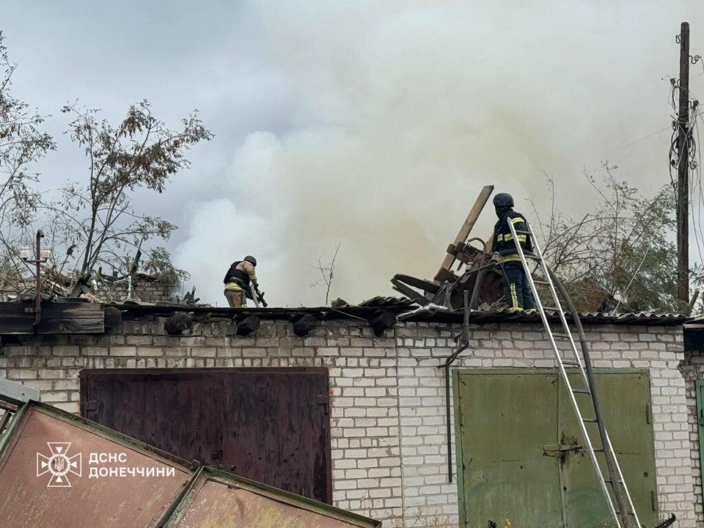 В Лимані внаслідок обстрілів пошкоджено 3 будинки, рятувальники ліквідували наслідки ворожих ударів (фото)