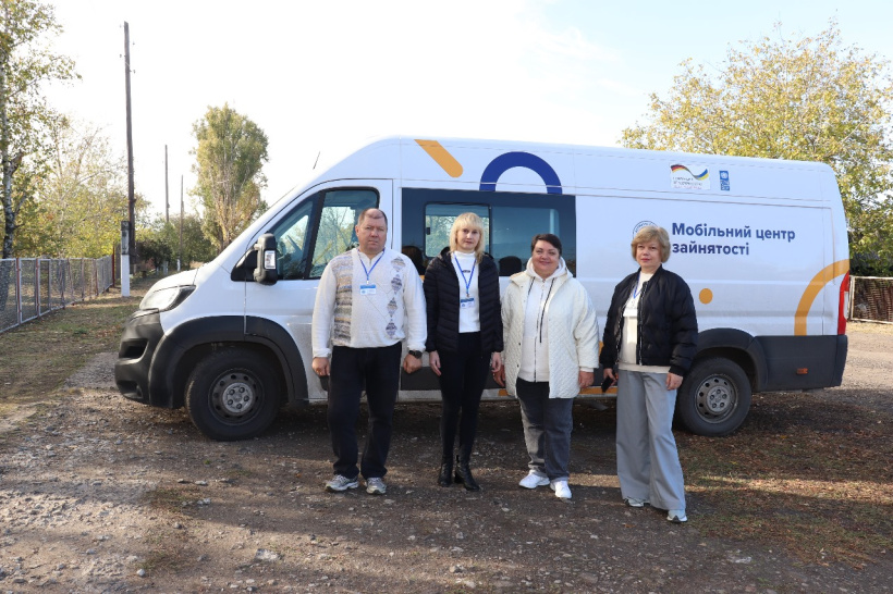 Мобільний центр зайнятості відвідав Миколайпілля на Донеччині