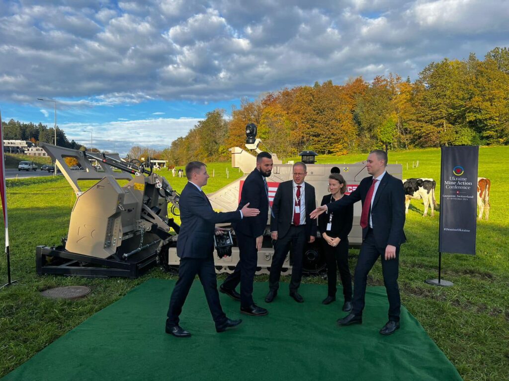 Передача машины механизированного разминирования GCS 200