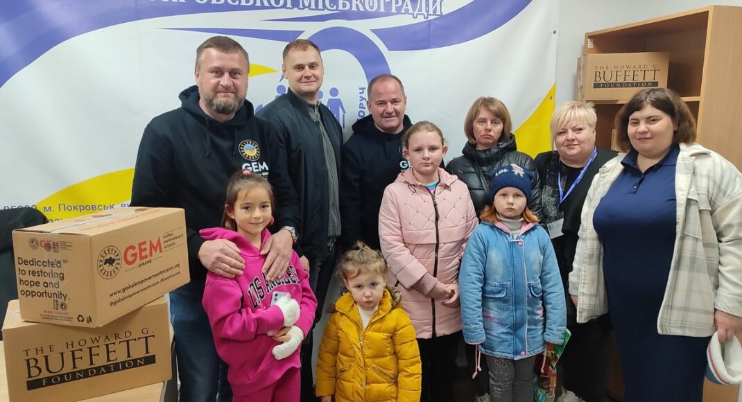 У Дніпрі вимушені переселенці з Покровська отримали продуктові набори від GEM та HGBF (фото)