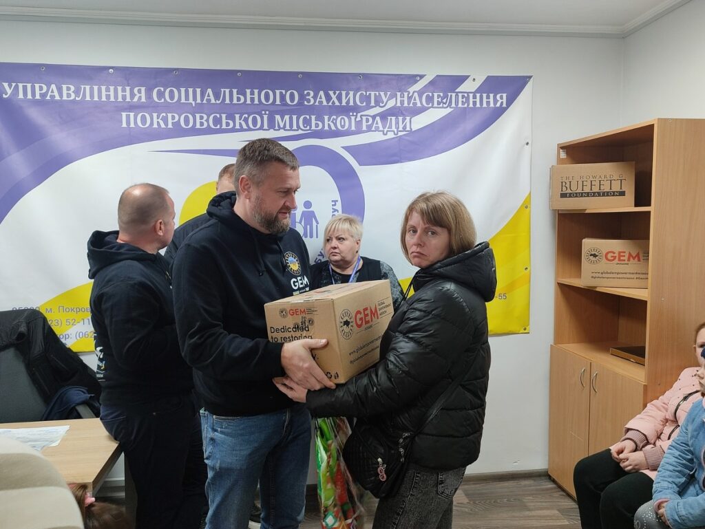 У Дніпрі вимушені переселенці з Покровська отримали продуктові набори від GEM та HGBF 2