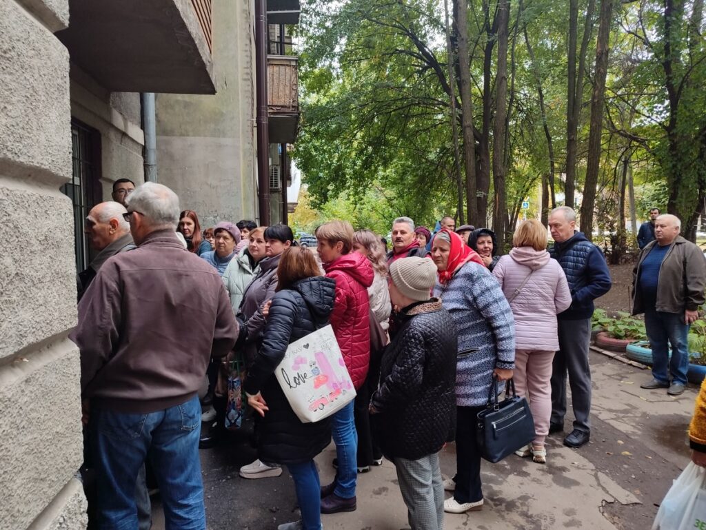 У Дніпрі вимушені переселенці з Покровська отримали продуктові набори від GEM та HGBF 3