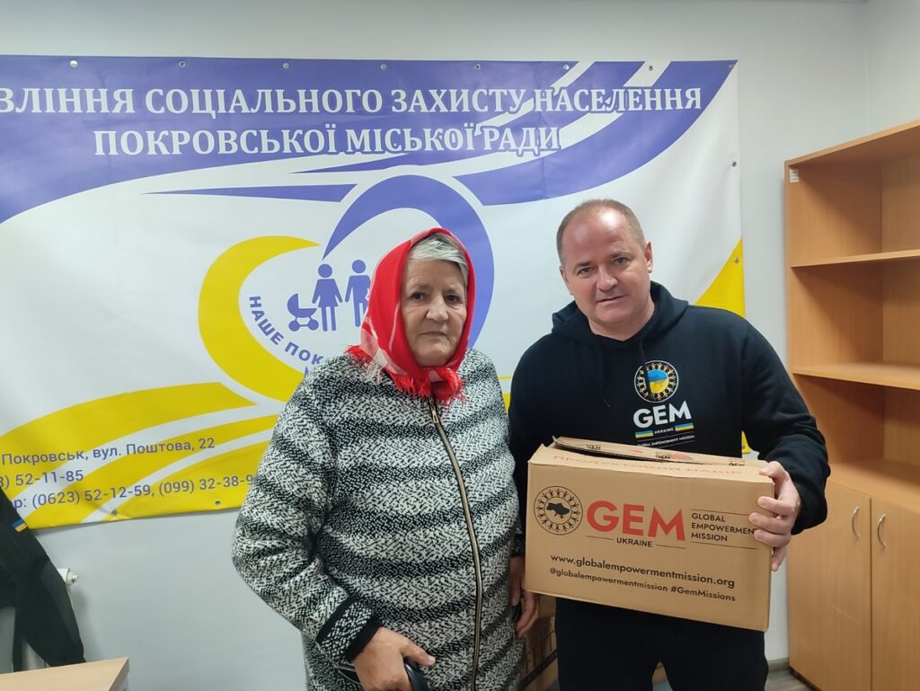 У Дніпрі вимушені переселенці з Покровська отримали продуктові набори від GEM та HGBF 4