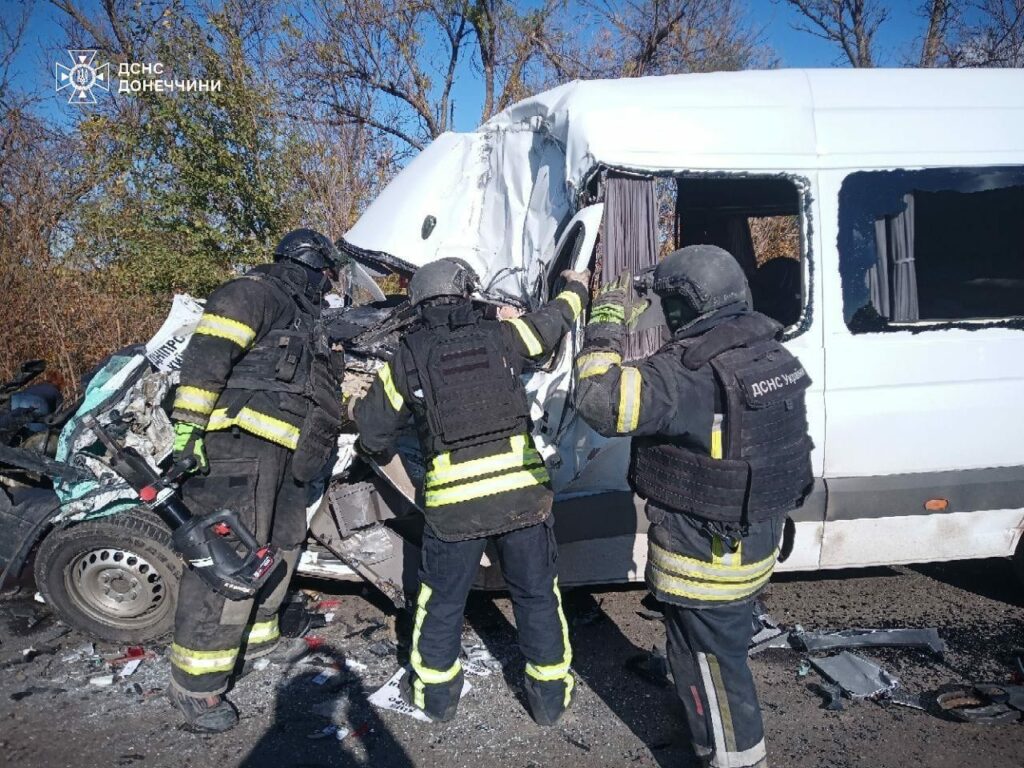 У Покровському районі маршрутка з пасажирами потрапила в жорстке ДТП 2