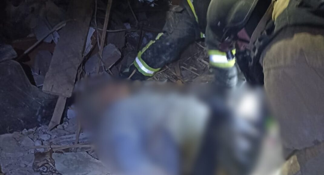 З-під завалів приватного житлового будинку в Олександро-Калиновому рятувальники врятували одну людину (фото)