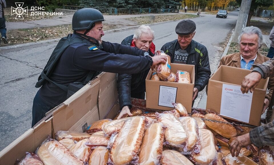 Більше тонни продуктових наборів доставили рятувальники мешканцям прифронтових населених пунктів Донеччини