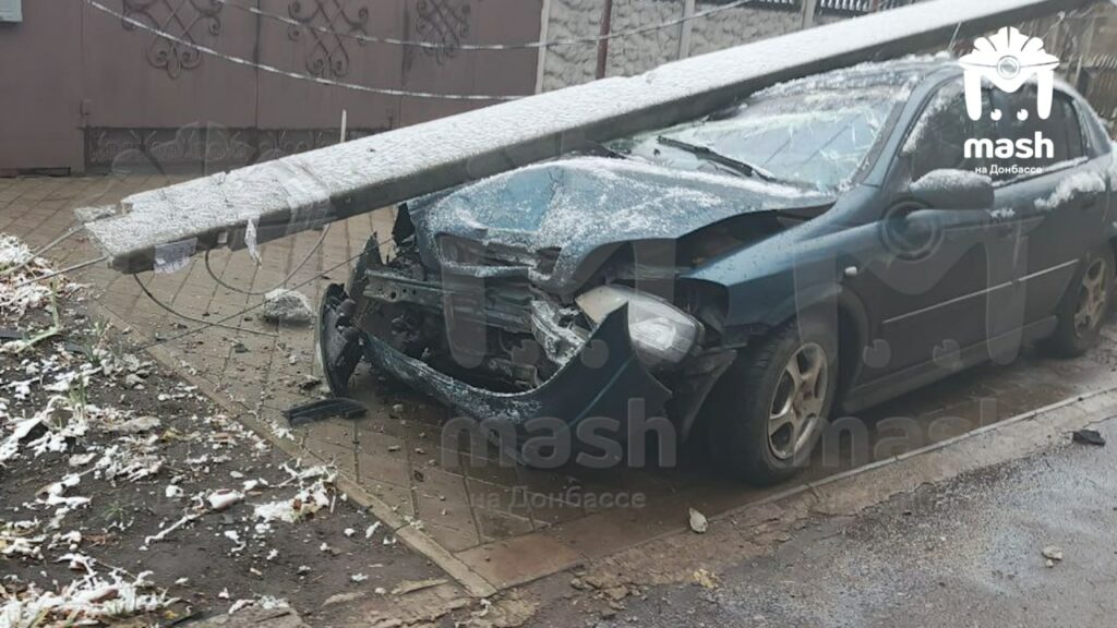 Під окупованим Донецьком залишилися без світла будинки на трьох вулицях через водія, який збив опору ЛЕП (фото)