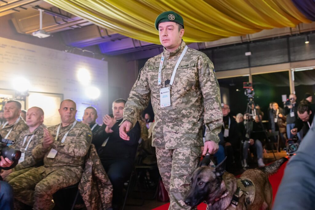 Кинолог-сапер Луганского пограничного отряда и четырехлапый напарник получили отличие в Киеве 3