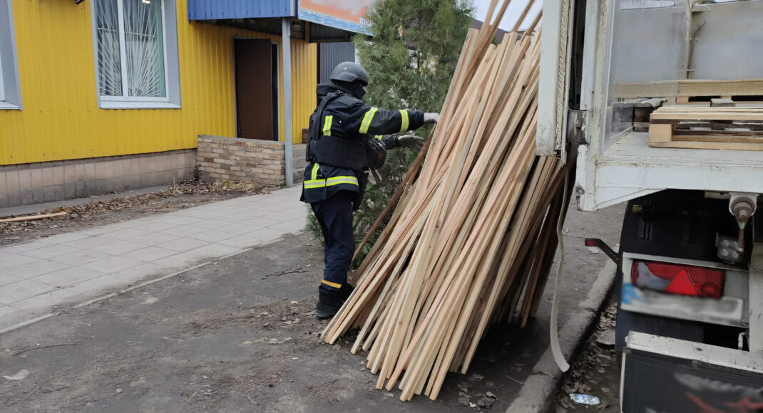 За прошедшие сутки спасатели разгрузили 30 тонн гуманитарной помощи для жителей села Комар