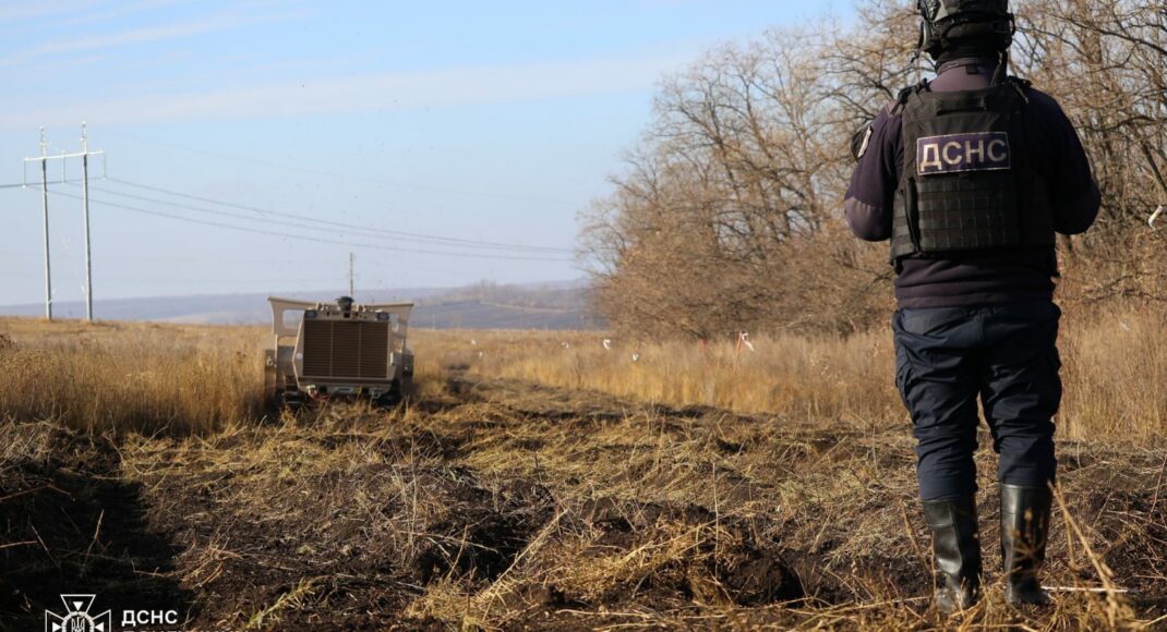 На Донеччині машина GСS-200 допомагає піротехнікам ДСНС розміновувати складні ділянки територій