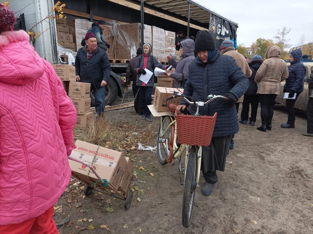 В Лимане в Донецкой области выдавали семейные наборы от GEM и HGBF