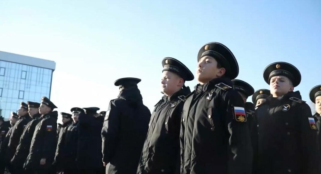 В окупованому Маріуполі 200 дітей змусили давати клятву на вірність росії (відео)