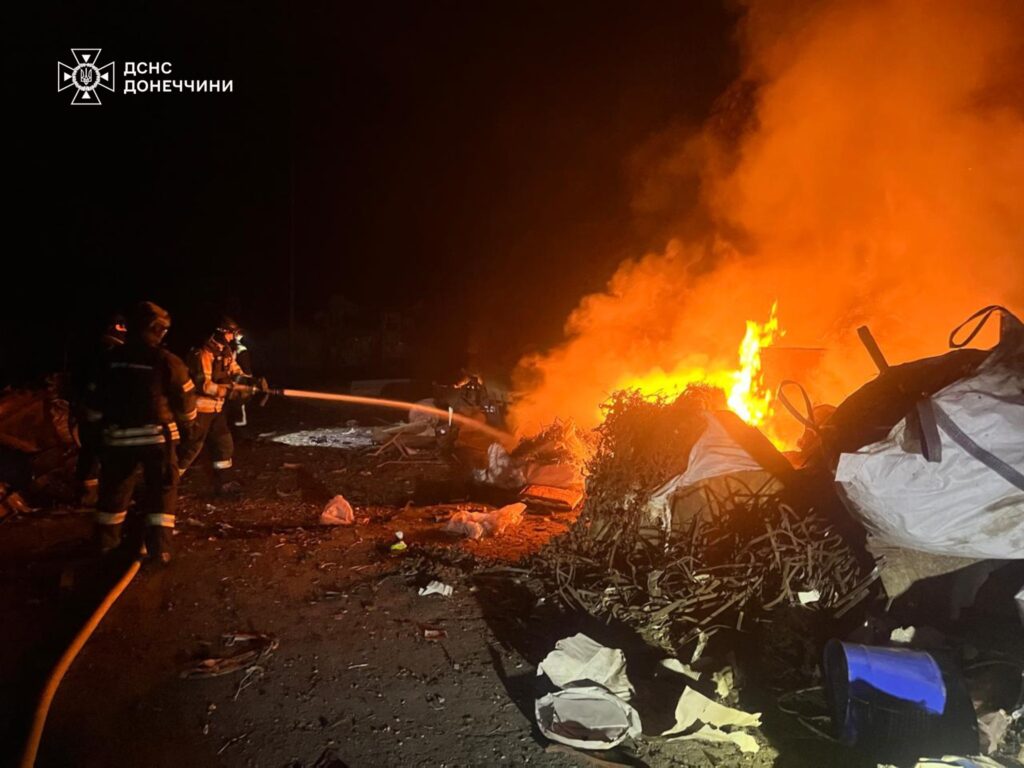 Пожарные ликвидировали пожар, вызванный вражеским обстрелом Константиновки 1