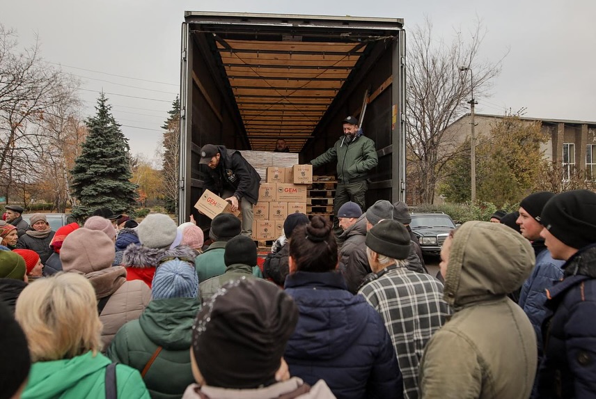 Жителі трьох селищ Покровського району отримали сімейні набори від GEM та HGBF 4