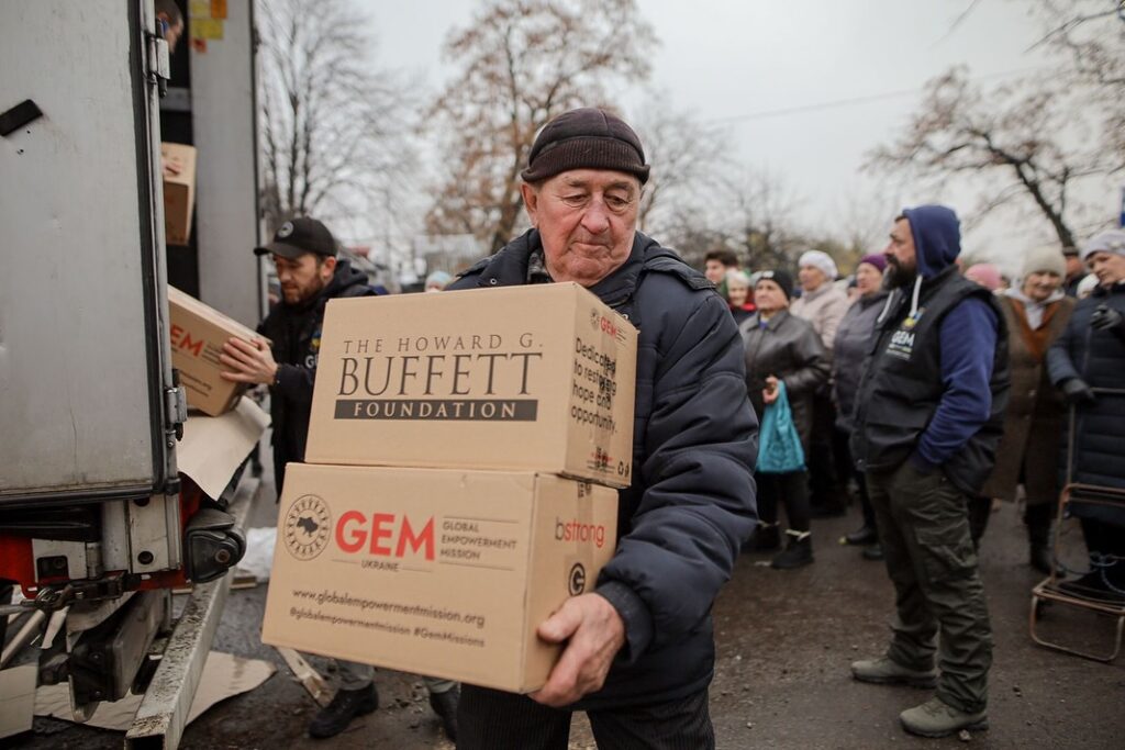 Жителі трьох селищ Покровського району отримали сімейні набори від GEM та HGBF 6
