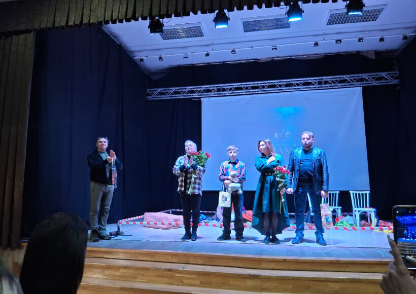 Актори Донецького академічного обласного драматичного театру провели благодійний показ вистави до Дня ЗСУ
