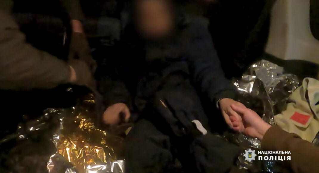 В Курахово экипаж полиции "Белый ангел" спас раненых супругов (видео)