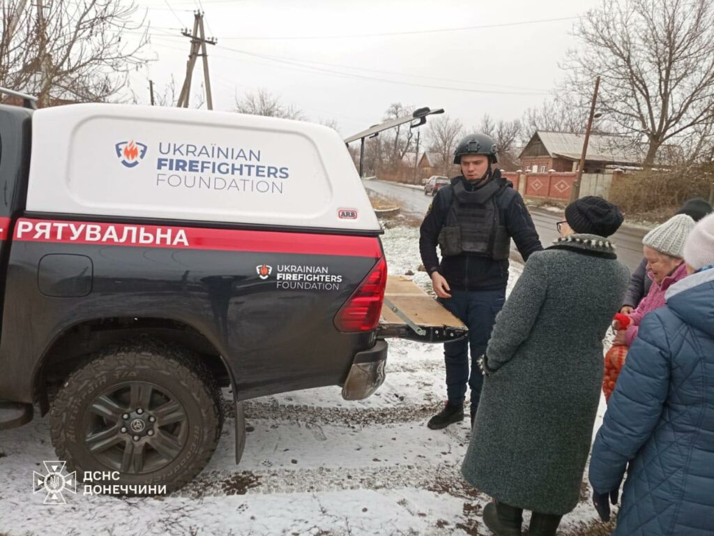 Більше тонни гуманітарної допомоги доставили рятувальники мешканцям Краматорського району