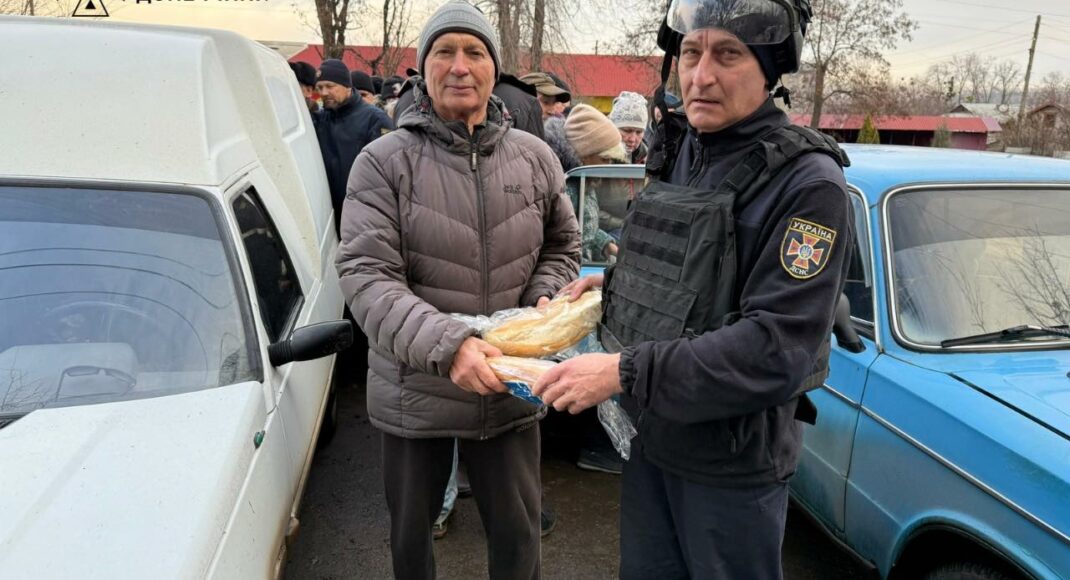 Более тонны гуманитарной помощи доставили спасатели жителям Николаевки