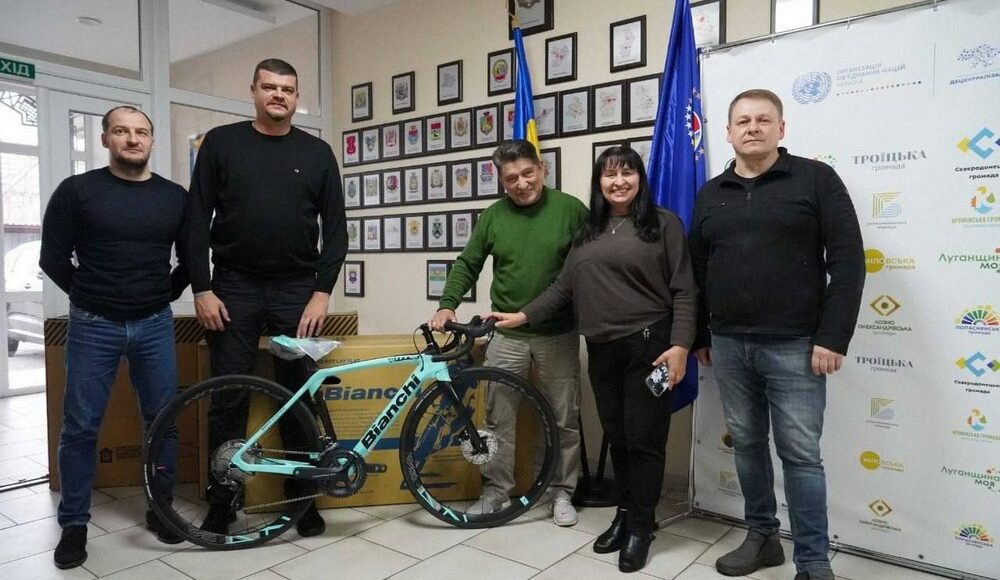 Луганським велогонщикам передали три нові професійні велосипеди